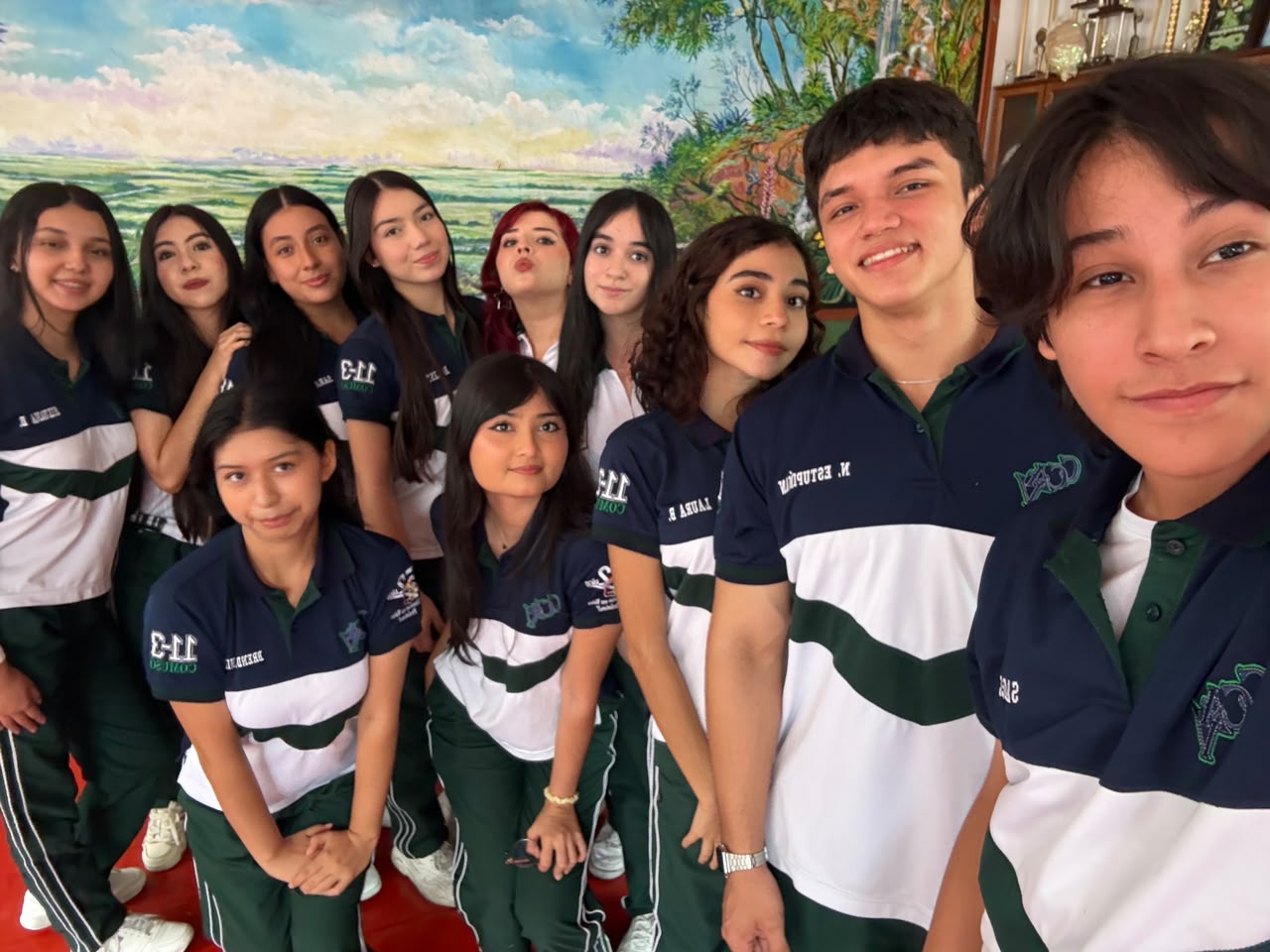 Estudiantes creando contenido o comunicando una noticia